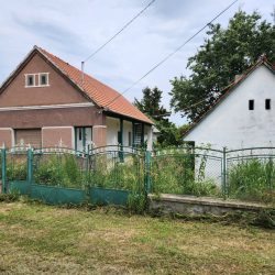 Két ház, egy lehetőség – tágas telek, gazdálkodásra is alkalmas birtok Geresdlakon!